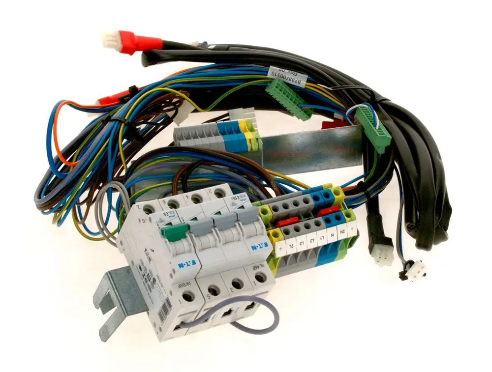 Kabelbaum von Bosch mit mehreren Drähten und Anschlüssen, inklusive Sicherungsmodul und Verbindungselementen für elektrische Anwendungen.